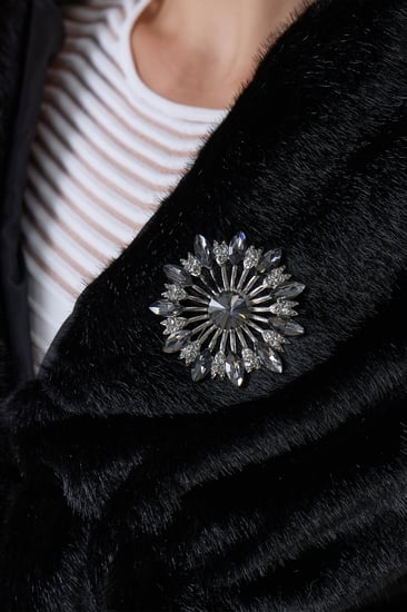 شال فرو لون اسود