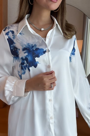 بلوزة موردة باكمام واسعة