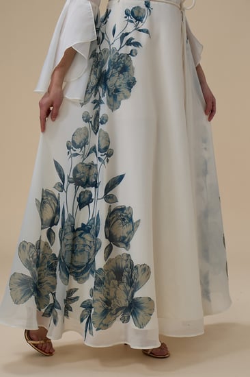 فستان طويل أبيض بقصة قميص ونقشة زهرية جانبية