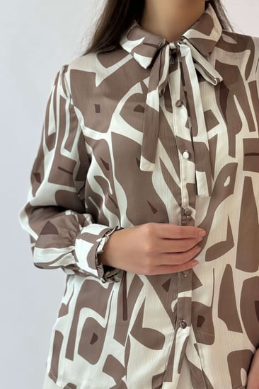 قميص بياقة مطوية برباط لون كاكي