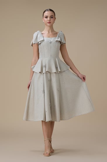 فستان قصير بيج بكشكش وتطريز كريستالي