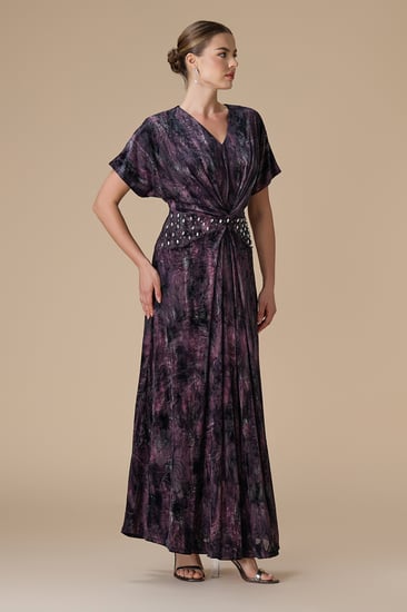 فستان بنفسجي طويل بتطريز