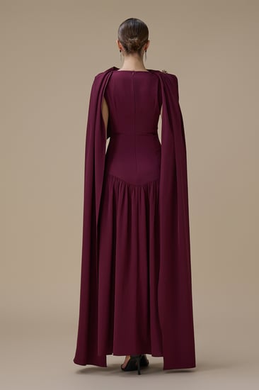 فستان برغندي طويل مع كاب جانبي