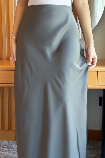 تنورة طويلة سادة ساتان لون رمادي
