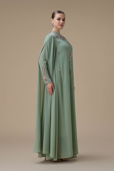 جلابية طويلة مطرزة بأكمام طويلة انسيابية