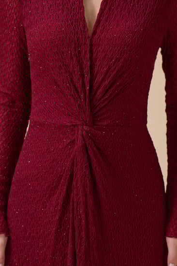 فستان احمر طويل بقصة ملتفة