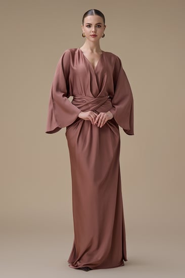 فستان بني طويل بتصميم لف