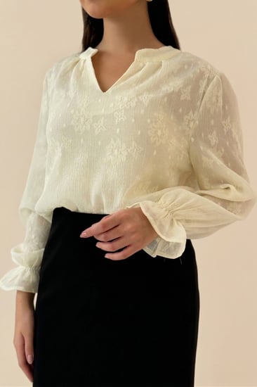 لون بيج Vبلوزة شيفون بياقة