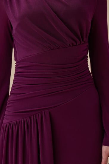 فستان طويل بنفسجي بكسرات جانبية