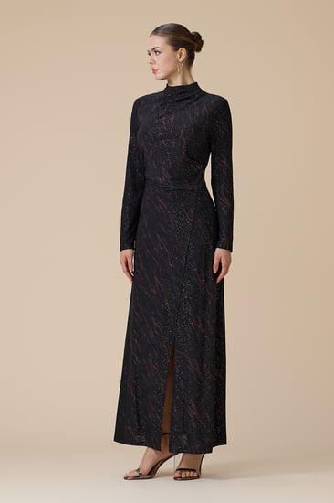 فستان اسود طويل بأكمام طويلة