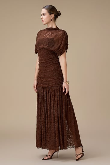 فستان بني ماكسي دانتيل بأكمام قصيرة