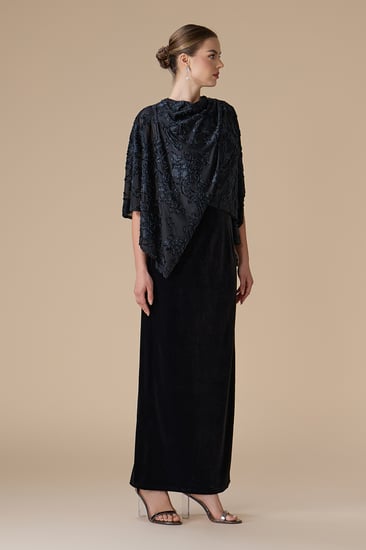 فستان اسود طويل بكاب مشجر