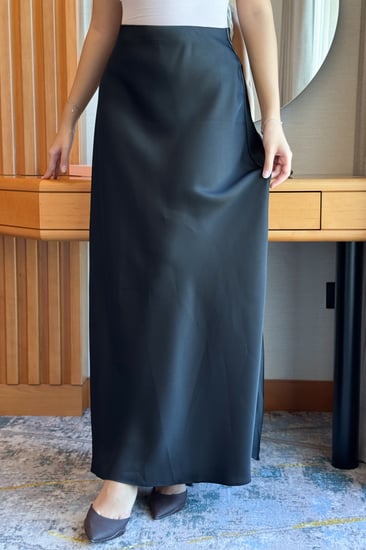 تنورة طويلة سادة ساتان لون اسود