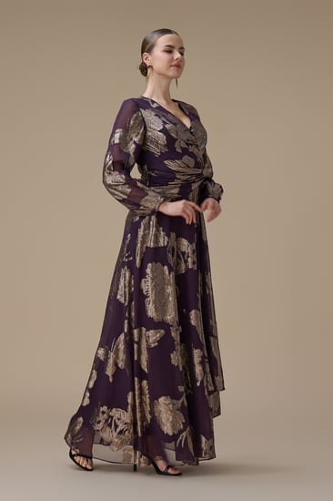 فستان طويل بنفسجي بقصة لف