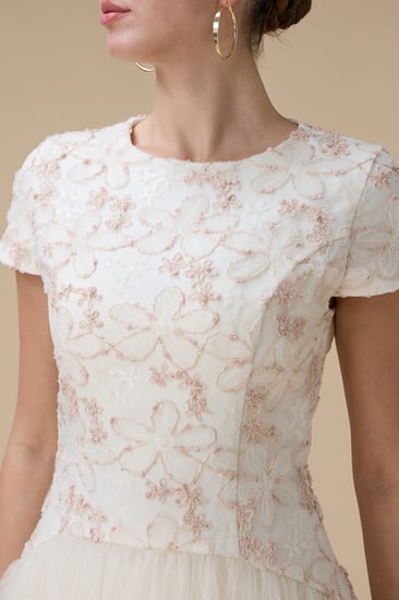 فستان قصير وردي مطرز بالزهور مع تنورة تول
