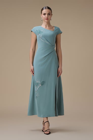 فستان ميدي ازرق مطرز بقصة ملفوفة وفتحة أمامية