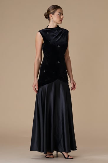 فستان أسود طويل بدون أكمام