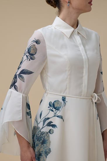 فستان طويل أبيض بقصة قميص ونقشة زهرية جانبية