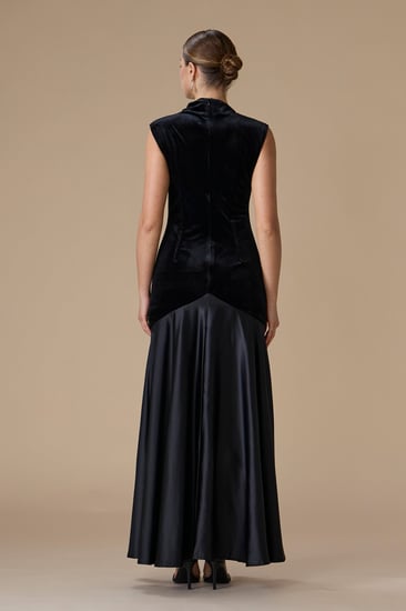 فستان أسود طويل بدون أكمام