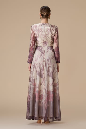 فستان موف طويل بقصة ملتفة مع أكمام شفافة