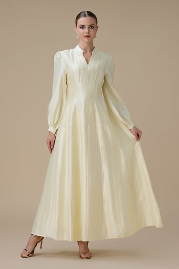 فستان سكري طويل بتطريز ناعم