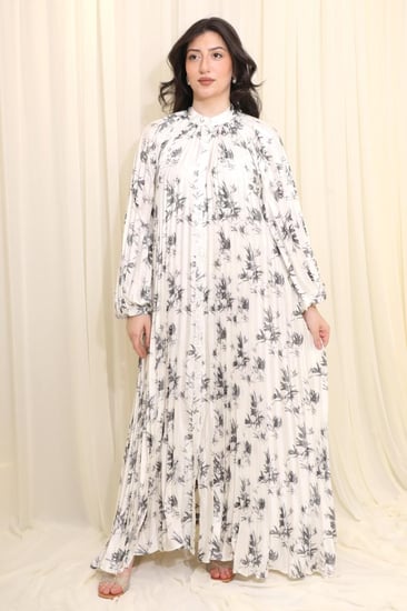 فستان طويل بتصميم واسع ومريح مع أزرار أمامية ونقشات أنيقة