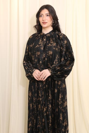 فستان طويل بتصميم واسع ومريح مع أزرار أمامية ونقشات أنيقة