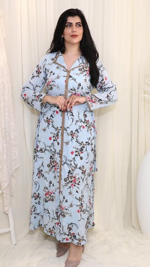 إطلالة جانبية أنيقة بجلابية زهرية