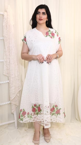 تطريز ورود على جلابية أوف وايت