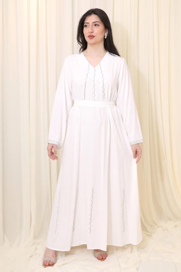 فستان طويل بأكمام طويلة وتطريز أنيق لإطلالة فاخرة