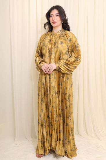 فستان طويل بتصميم واسع ومريح مع أزرار أمامية ونقشات أنيقة