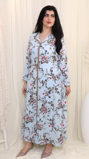 جلابية زرقاء فاتحة بنقوش زهرية