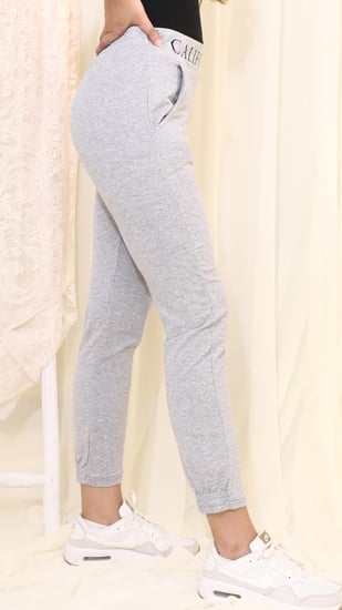 بنطلون كاجوال رمادي بخصر مطاطي مطبوع وتصميم مريح