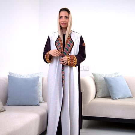 عبايات بنات ملونة