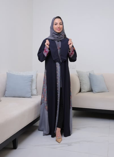 عباية لون كحلي