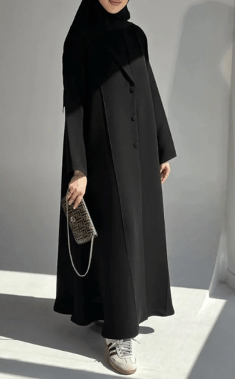 عباية بليزر تجمع بين العملية والأناقة