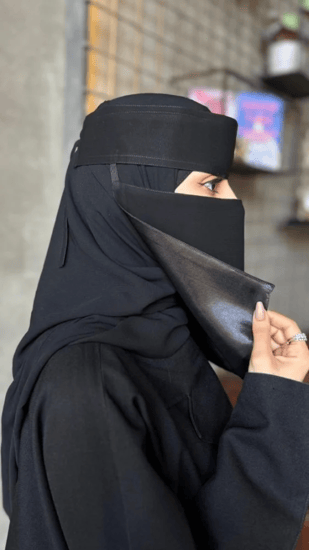 نقاب يوفر راحة وحماية من العوامل الخارجية مثل الشمس والرياح