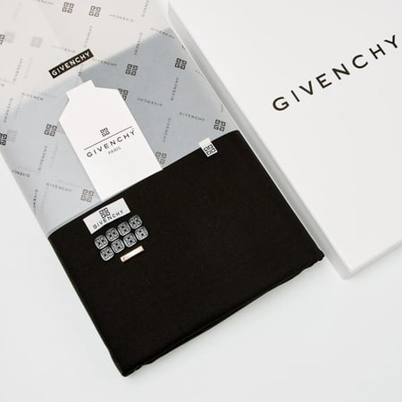 ثوب جيفنشي الأسود بخياطة راقية وأزرار متقنة