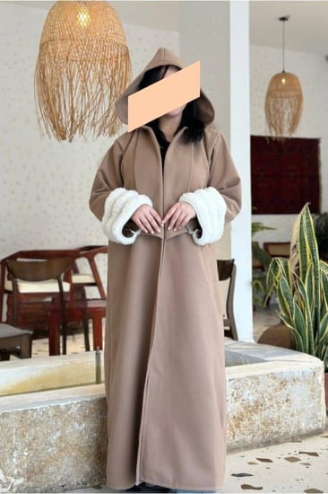 عبايات شتويه بلون بيج بتصميم شتوي مع أكمام من الفرو الأبيض وغطاء رأس