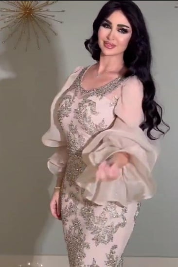 فستان سهره المزين بالتطريز بشكل كثيف ومثالي والمزين بالكم الاورجنزاء المكشكش