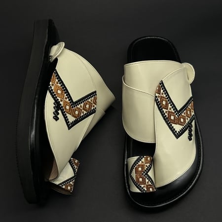 حذاء رجالي لون كريمي واسود