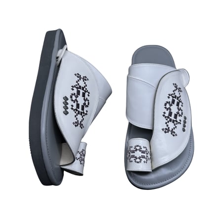 حذاء رجالي لون أبيض