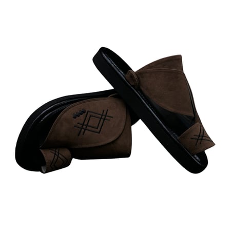 حذاء شرقي مخملي لون بني على اسود