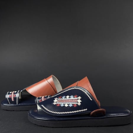 حذاء شرقي لون كحلي لماع بتصميم السدو السعودي