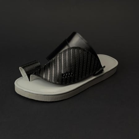 حذاء شرقي رسمي لون اسود لماع تصميم خاص
