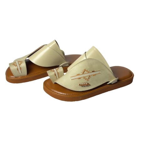 حذاء رجالي لون بيج