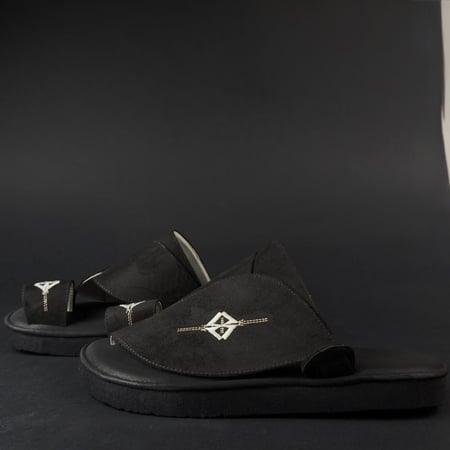 حذاء شرقي مخمل لون  اسود دعسة مطفية