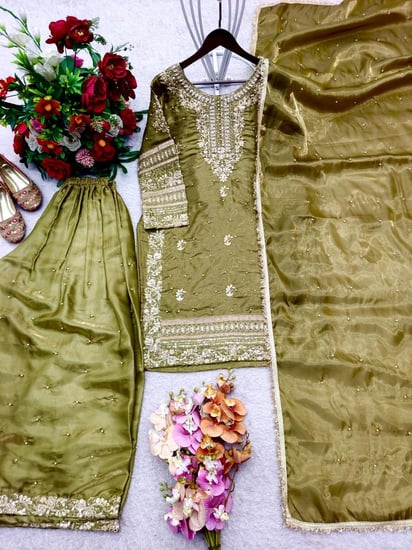 بنجابي مترف بتطريز لافت