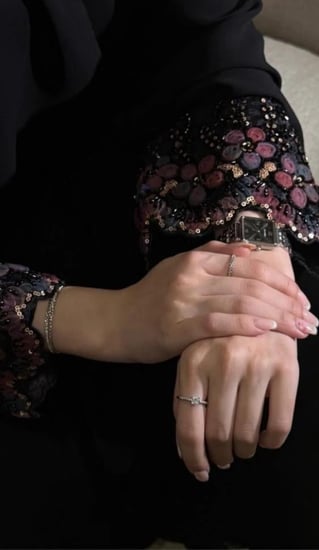 عباية  نجيبه بلون عودي