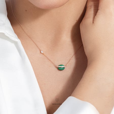 تعليقة بحجر الملاكايت مرصعة بالألماس المدور